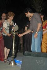 Farhan Akhtar at Celeberate Bandra concert with Asif Ali Beg in Bandstand, Mumbai on 12th Nov 2011 (4).JPG